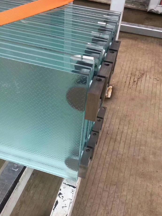Anti-skid Laminated Glass